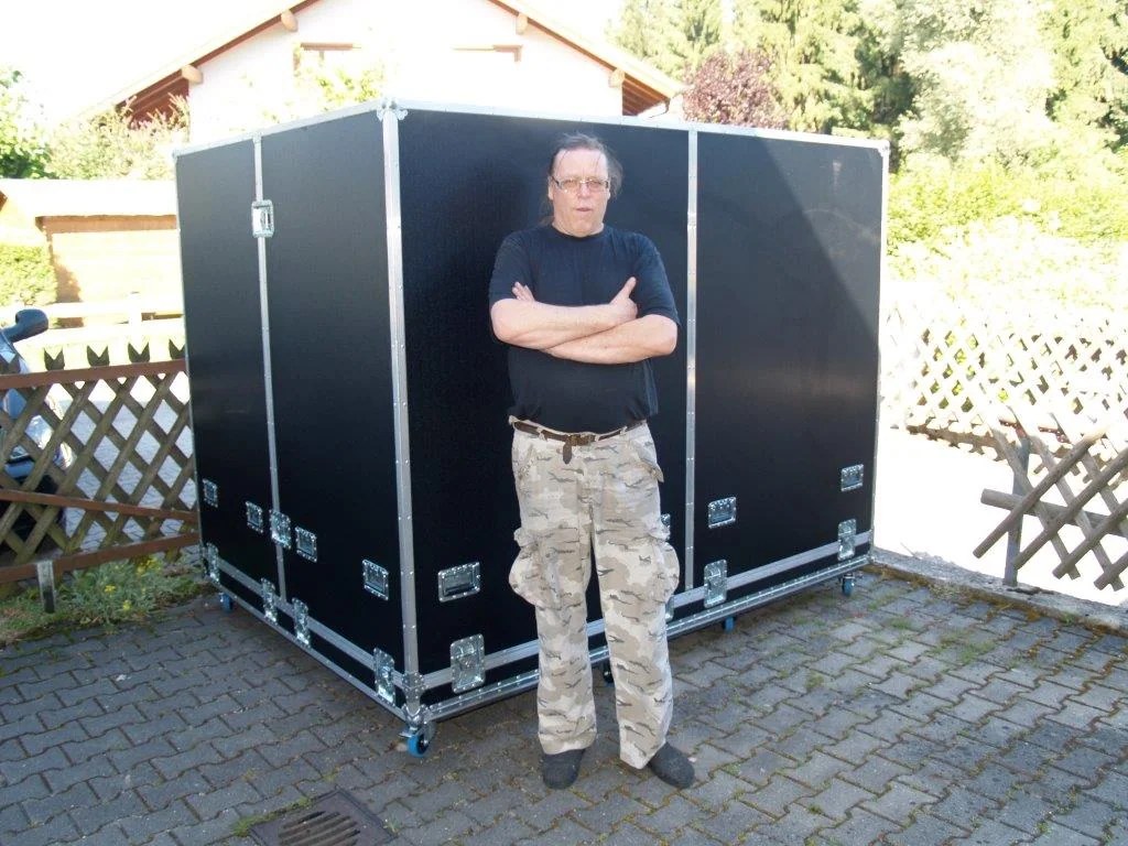 Größenvergleich mit einem großformatigen Case aus dem DM-Cases-Archiv