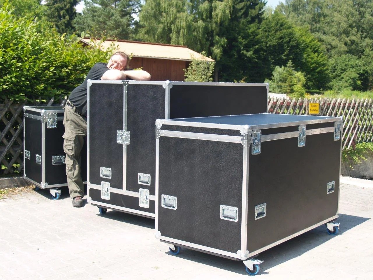Verschiedene Flightcases als Originalabbildung des Servicebereichs