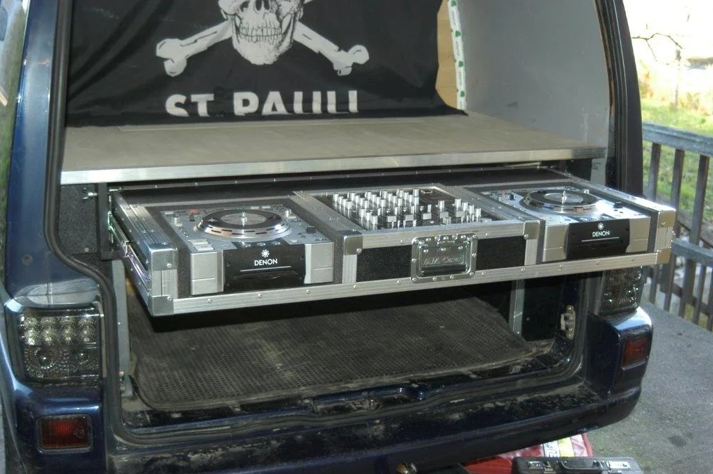 DJ-Mischpult im Auto