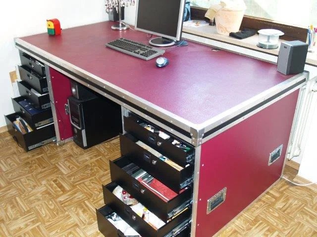Ein als Schreibtisch genutztes Case aus der Originalgalerie