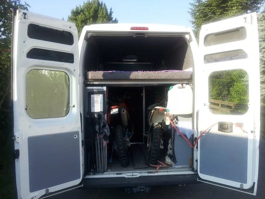 Kastenwagen mit zwei angepassten Cases als Regale.