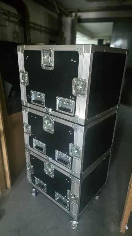 Cases im Stapel
