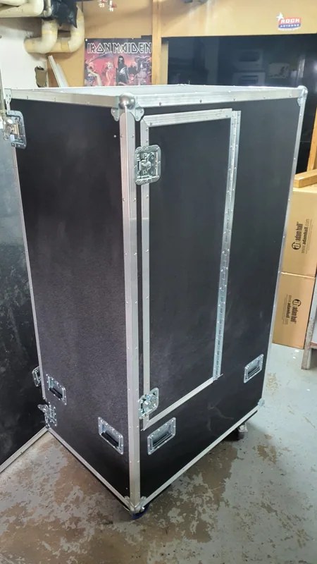 Hohe Cases auf Rollen