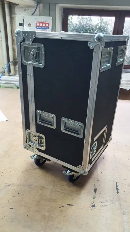 Hohe Cases auf Rollen