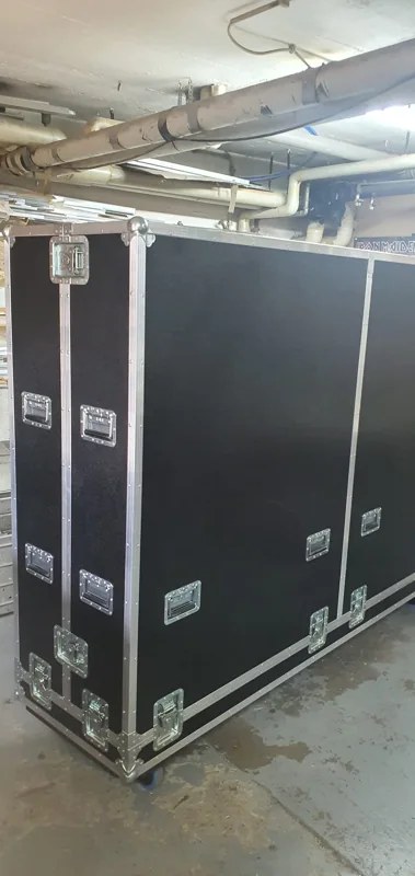 Hohe Cases auf Rollen