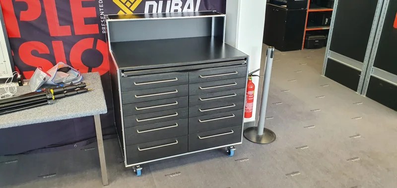 Schubladen und Arbeitsfläche