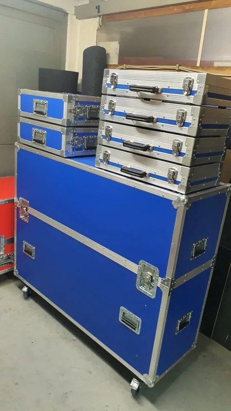 Blaue Cases und Rackformate
