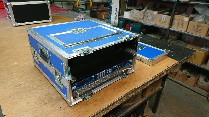 Blaues Rack auf der Werkbank