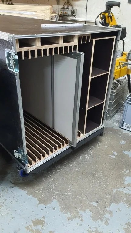 Flache Geräte auf Abstand
