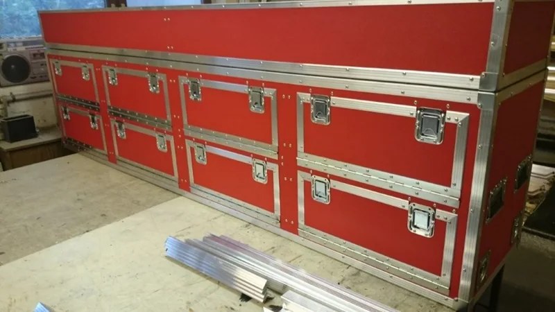 Rote Cases im Stapel
