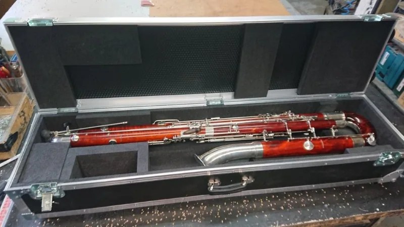 Holzblasinstrument im langen Case