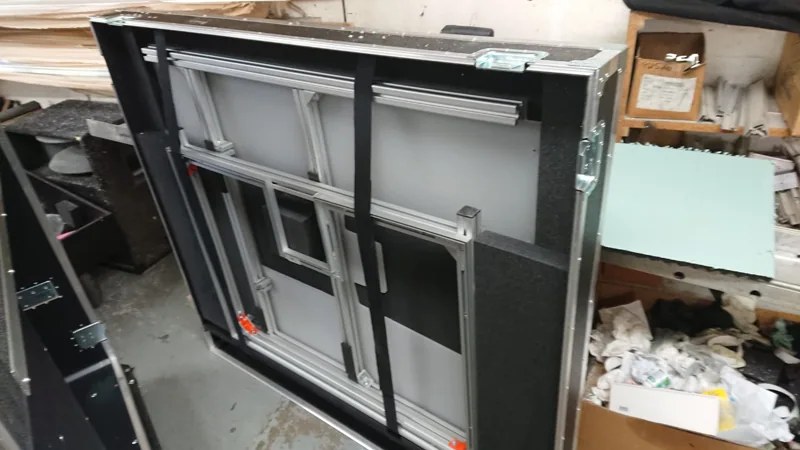 Flache Bauteile im gepolsterten Case