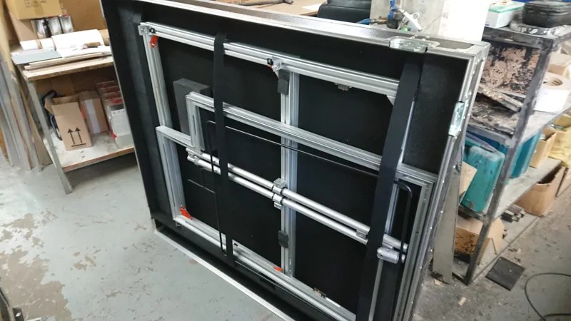 Flache Bauteile im gepolsterten Case