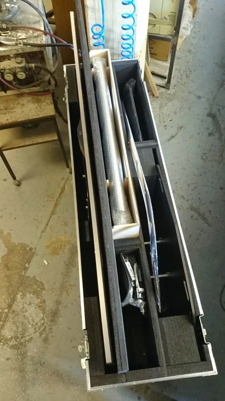 Flache Bauteile im gepolsterten Case