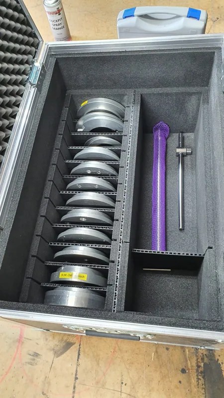 Metallteile geordnet im Case