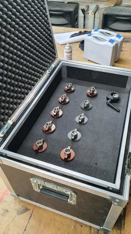 Metallteile geordnet im Case