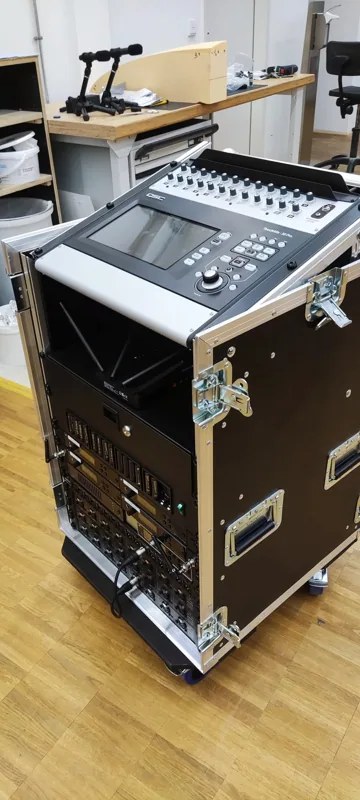 Bedienpult auf dem Rack