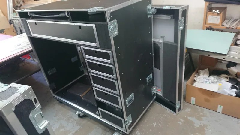 Arbeitsplatz mit Schubladen