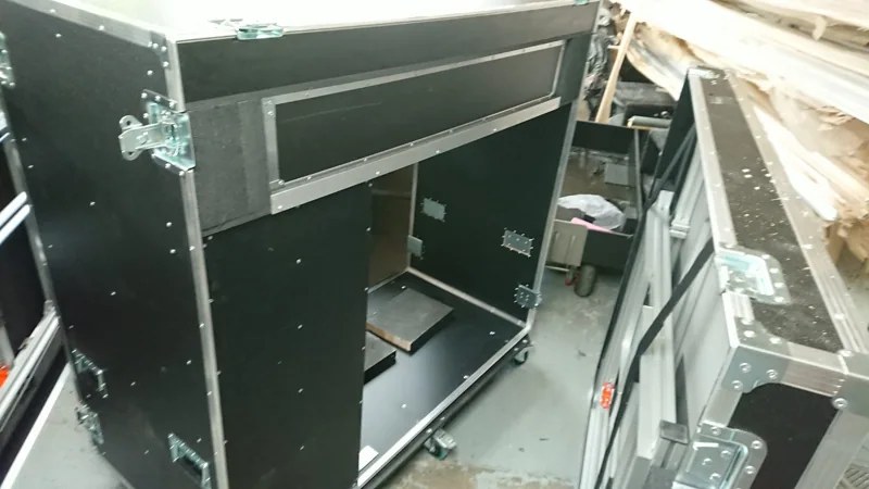 Arbeitsplatz mit Schubladen
