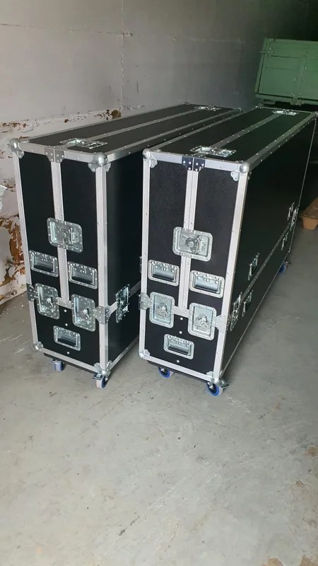 Hohe schwarze Transportcases