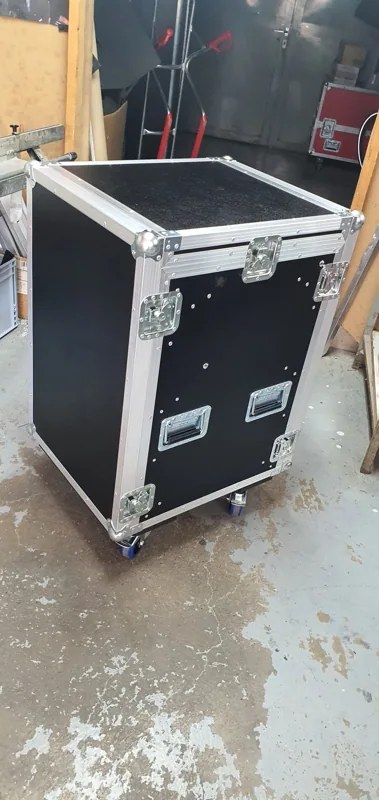 Hohe schwarze Transportcases