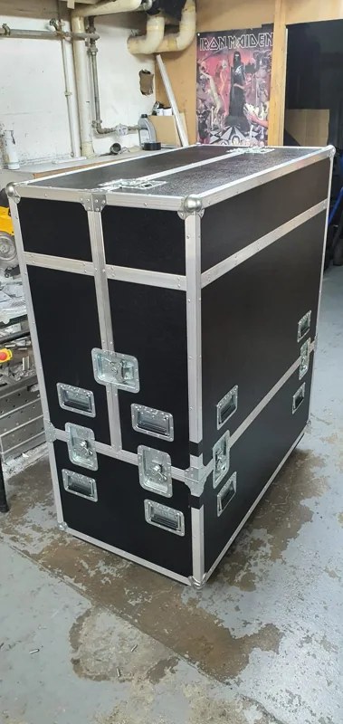Hohe schwarze Transportcases