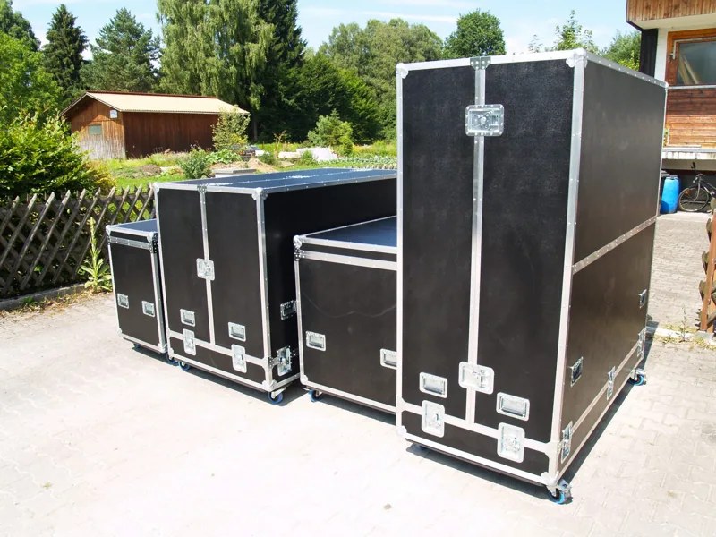Hohe schwarze Transportcases